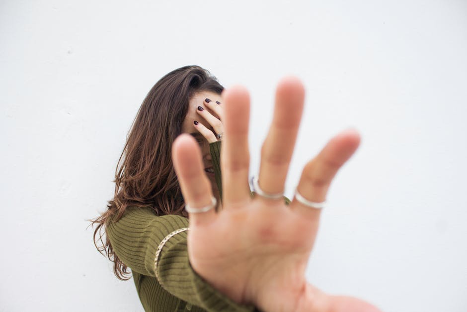 Tôi có phải người hướng nội? 8 Dấu hiệu này sẽ giúp bạn quyết định - Verywell Mind introversion introvert signs personality traits self discovery 080123